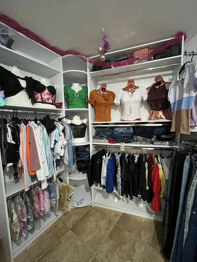 Exhibición de prendas en Boutique Ensueño